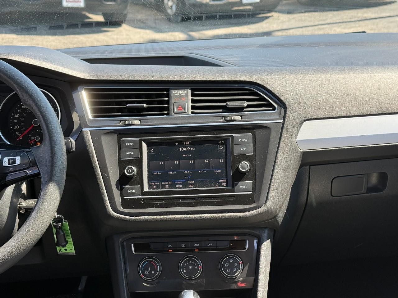 Volkswagen Tiguan Vehicle Full-screen Gallery Image 12