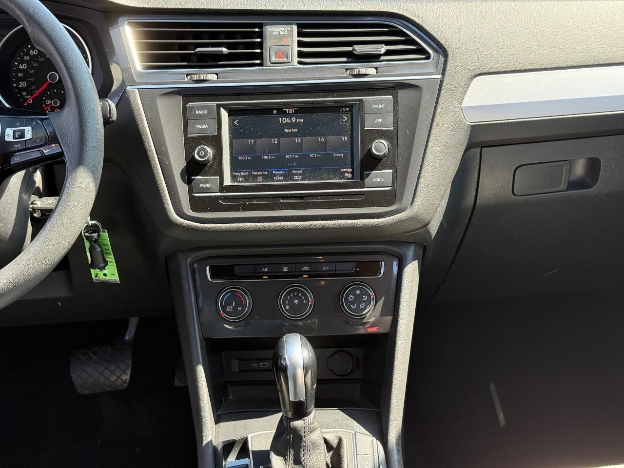 Volkswagen Tiguan Vehicle Full-screen Gallery Image 13