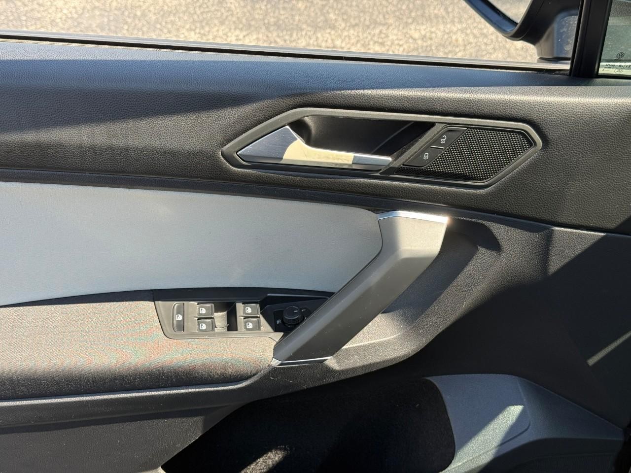 Volkswagen Tiguan Vehicle Full-screen Gallery Image 15