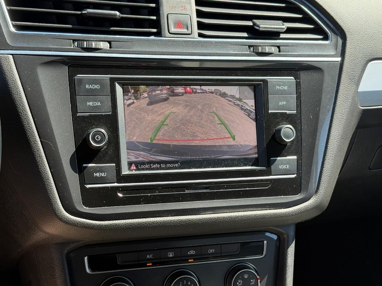 Volkswagen Tiguan Vehicle Full-screen Gallery Image 23