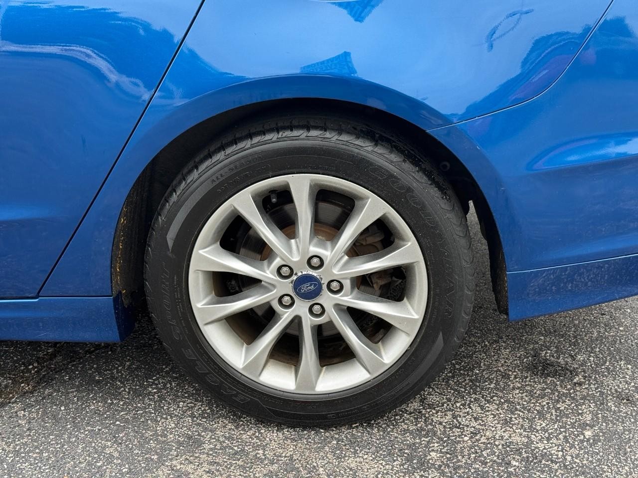 Ford Fusion Vehicle Full-screen Gallery Image 06