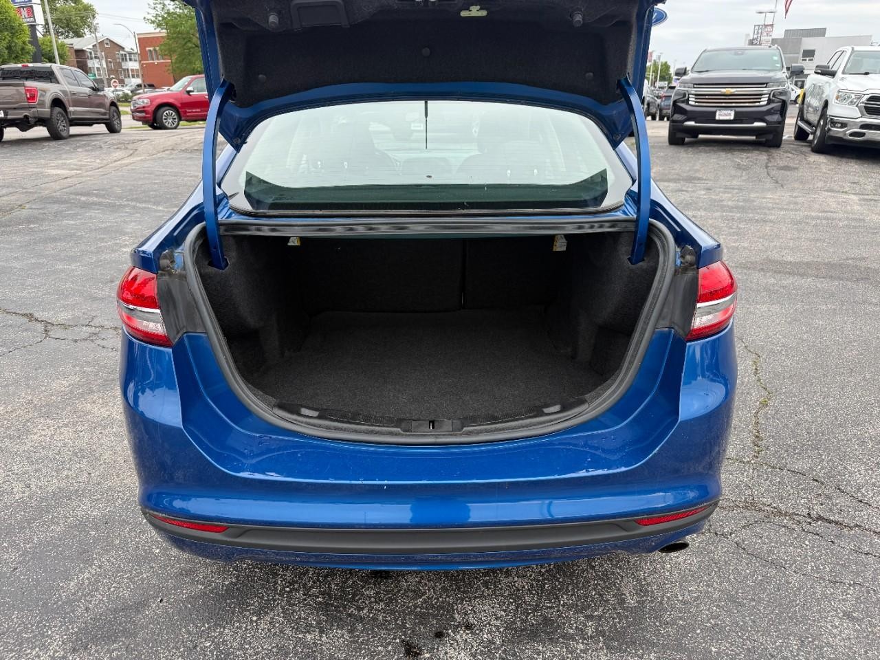 Ford Fusion Vehicle Full-screen Gallery Image 08