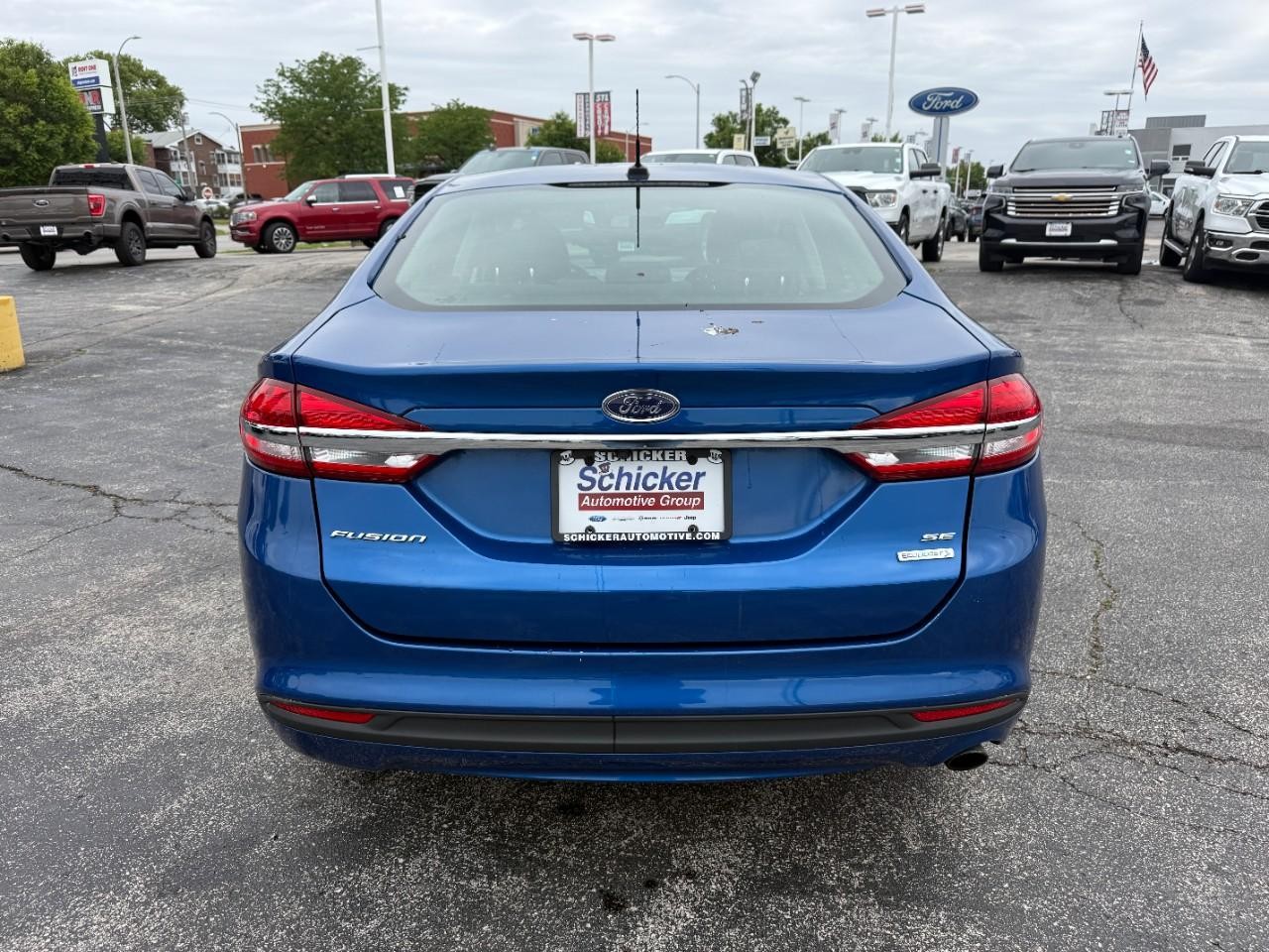 Ford Fusion Vehicle Full-screen Gallery Image 09