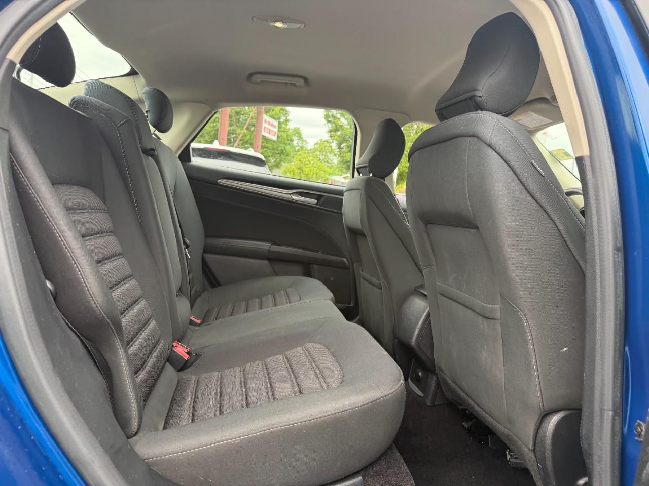 Ford Fusion Vehicle Full-screen Gallery Image 11
