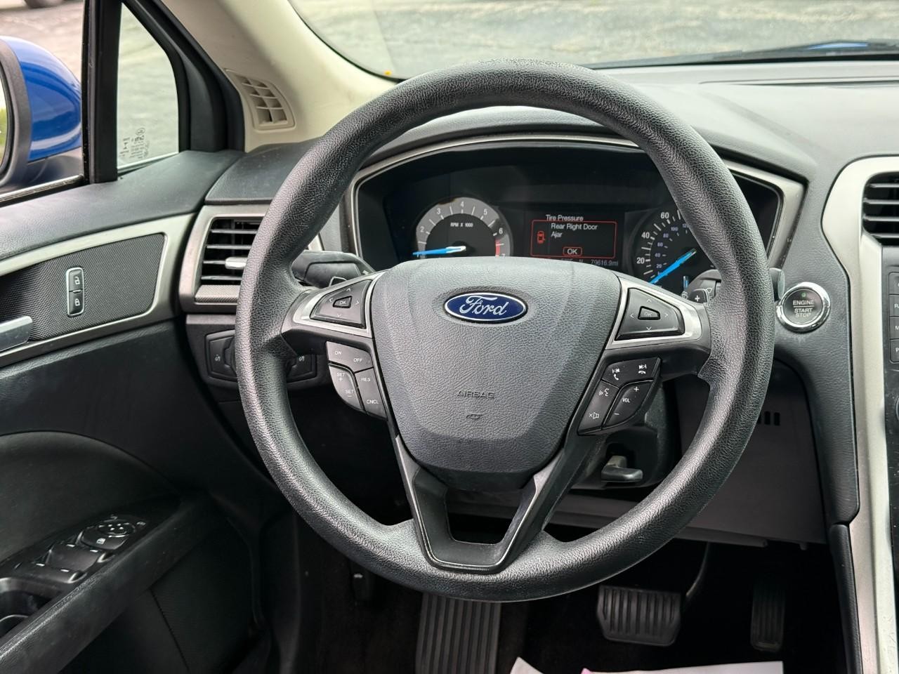 Ford Fusion Vehicle Full-screen Gallery Image 13