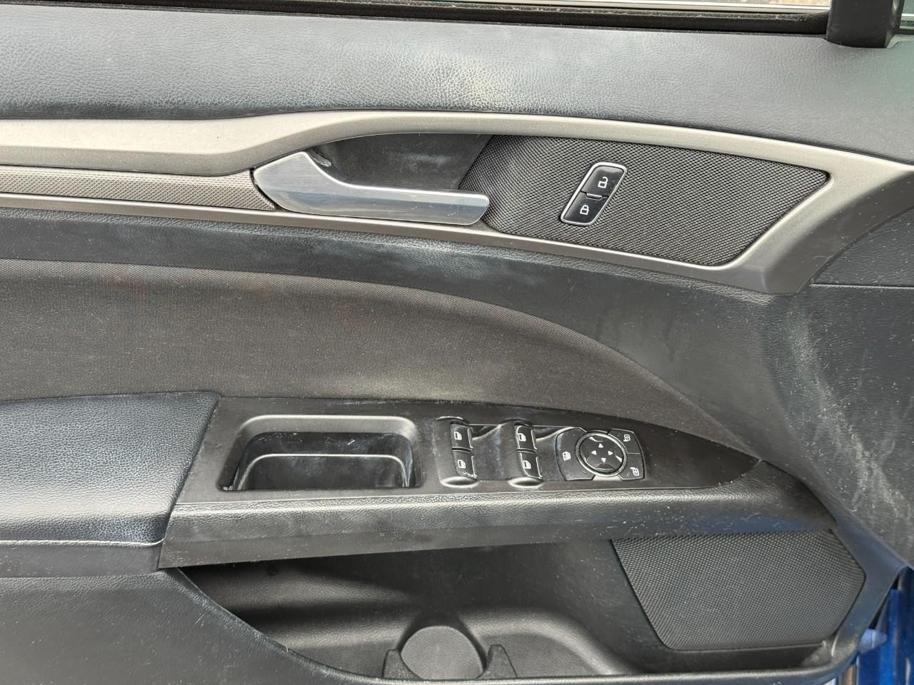 Ford Fusion Vehicle Full-screen Gallery Image 16