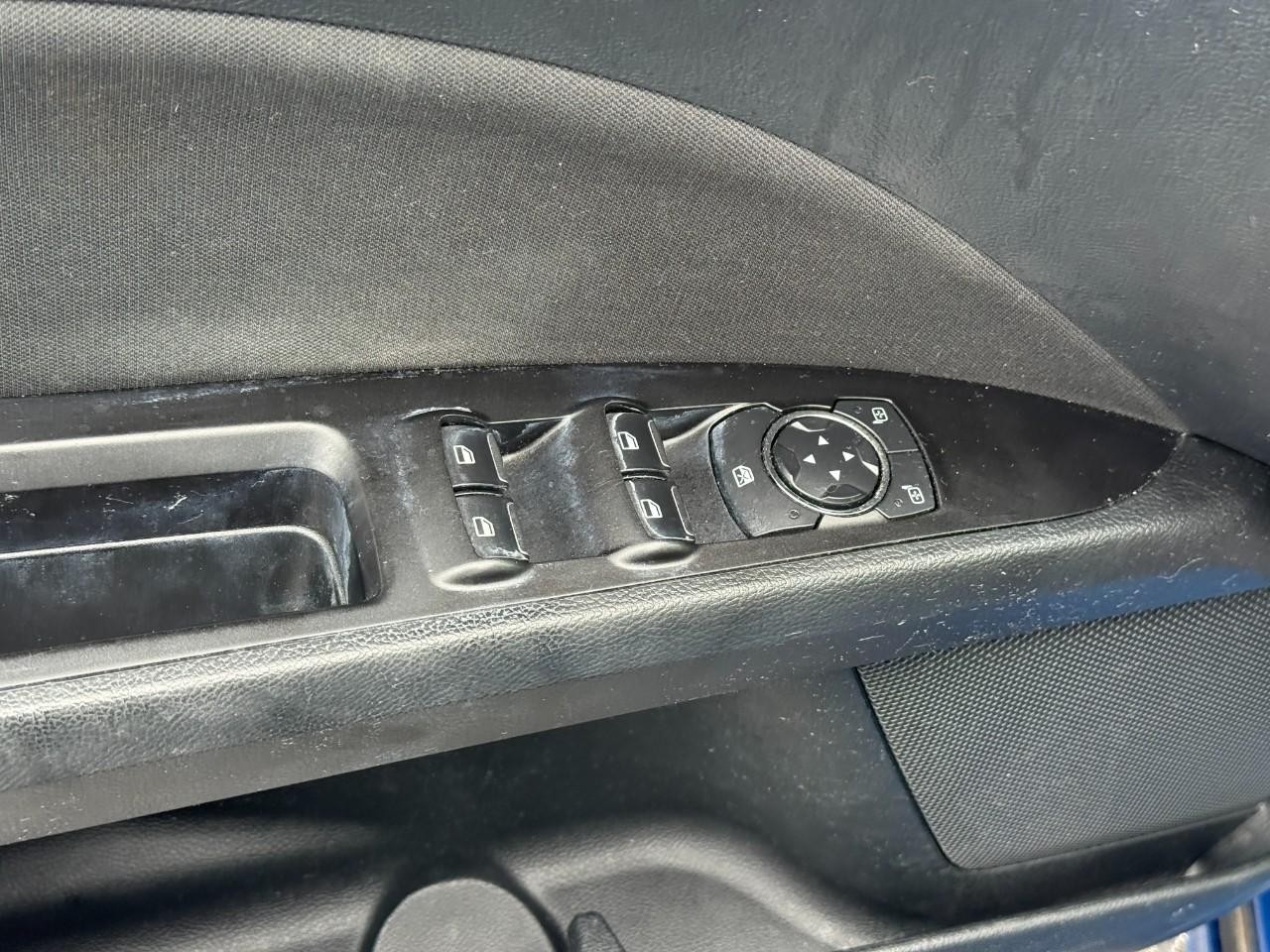 Ford Fusion Vehicle Full-screen Gallery Image 17