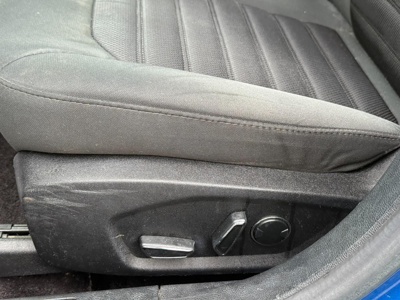 Ford Fusion Vehicle Full-screen Gallery Image 19