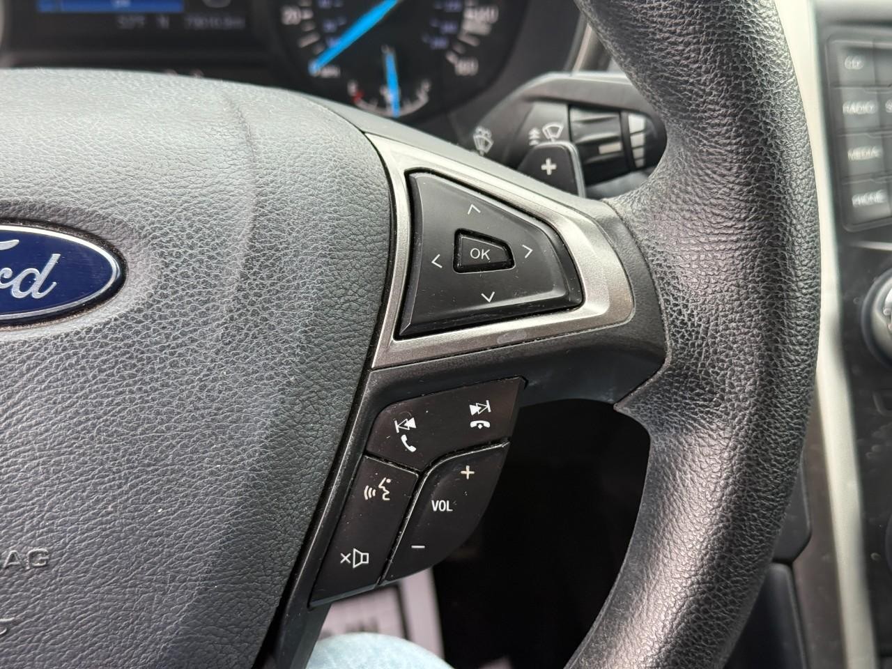 Ford Fusion Vehicle Full-screen Gallery Image 21