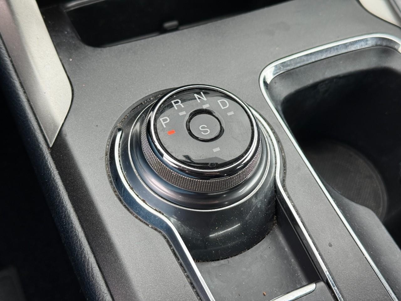 Ford Fusion Vehicle Full-screen Gallery Image 23