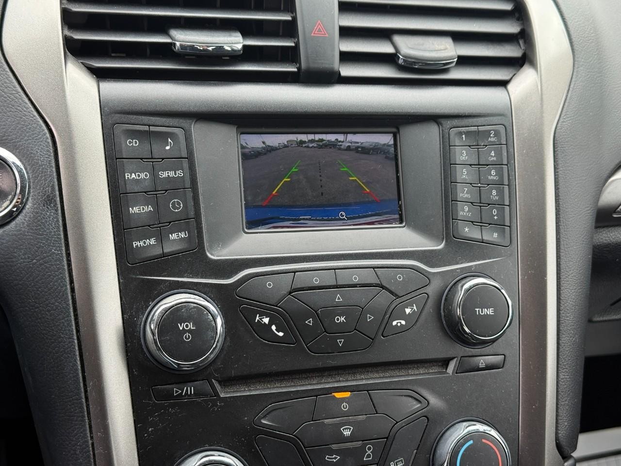 Ford Fusion Vehicle Full-screen Gallery Image 24
