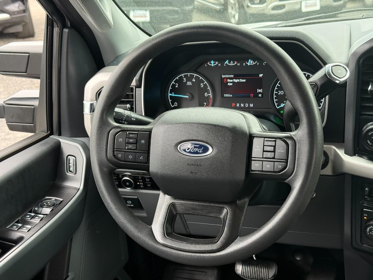 Ford F-150 Vehicle Full-screen Gallery Image 12
