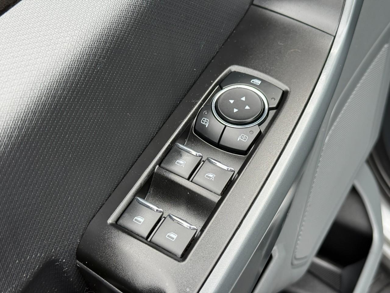 Ford F-150 Vehicle Full-screen Gallery Image 16