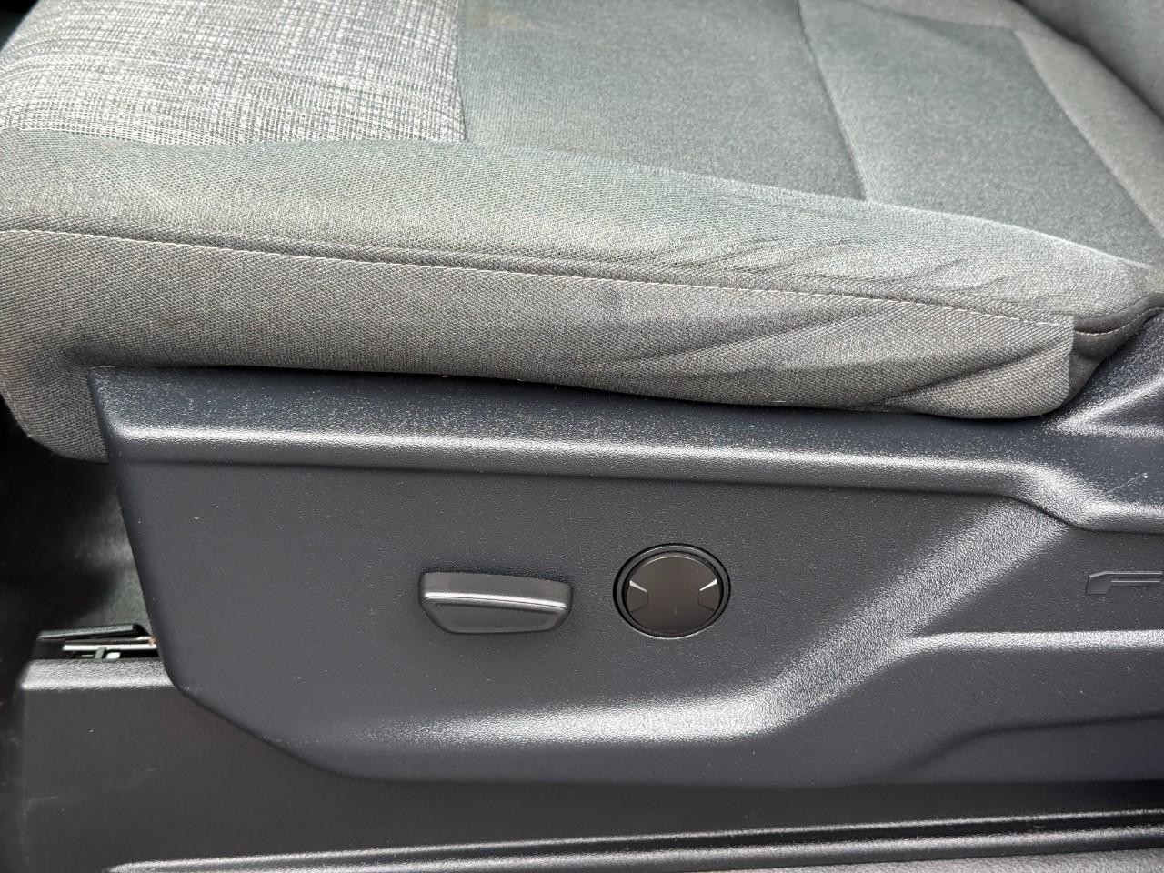 Ford F-150 Vehicle Full-screen Gallery Image 18