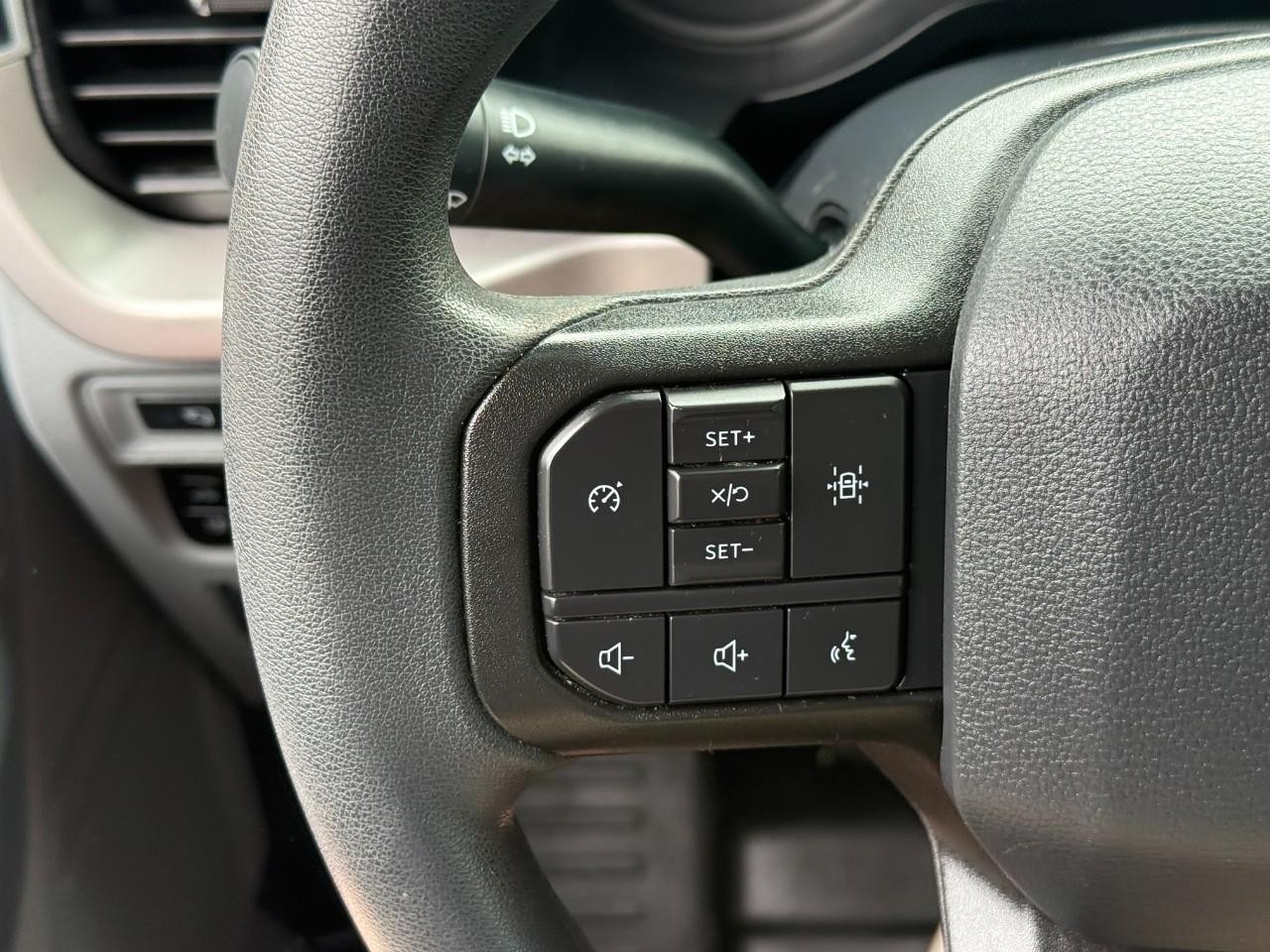 Ford F-150 Vehicle Full-screen Gallery Image 19
