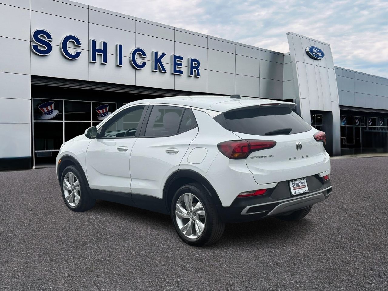 Buick Encore GX Vehicle Full-screen Gallery Image 03