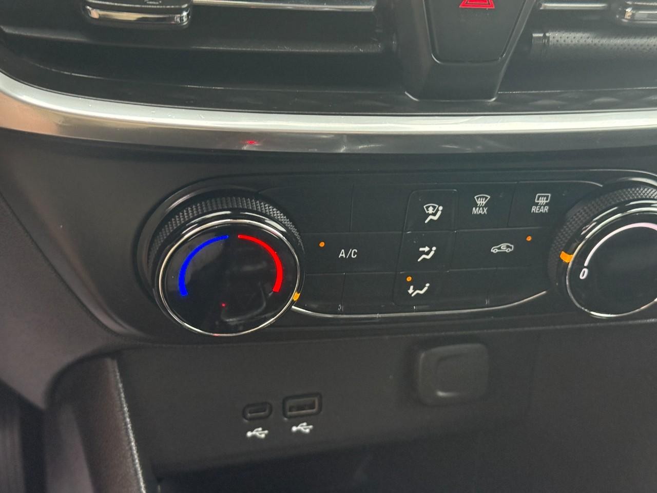 Buick Encore GX Vehicle Full-screen Gallery Image 22