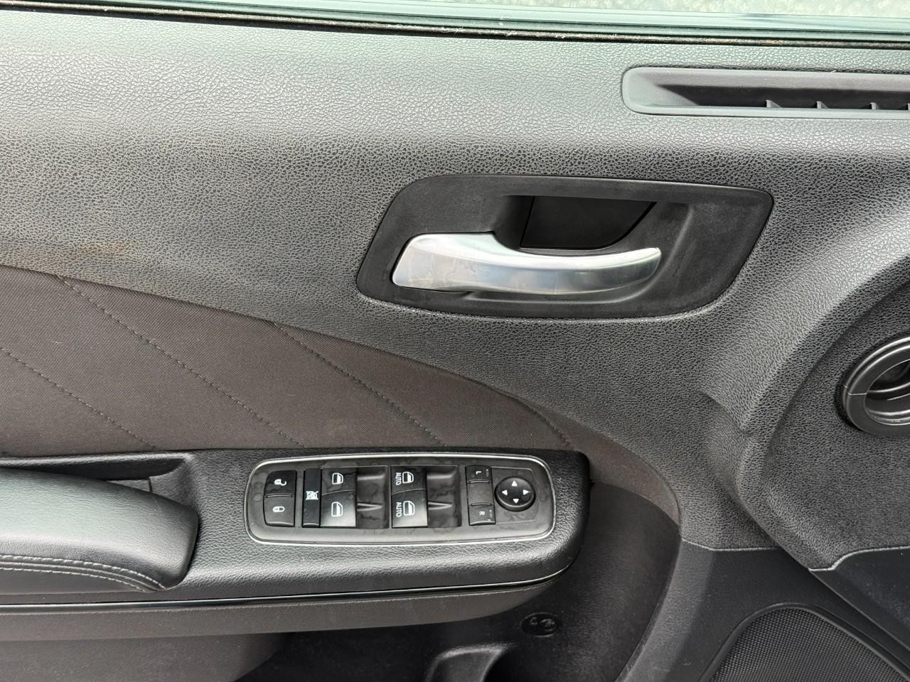 Dodge Charger Vehicle Full-screen Gallery Image 15