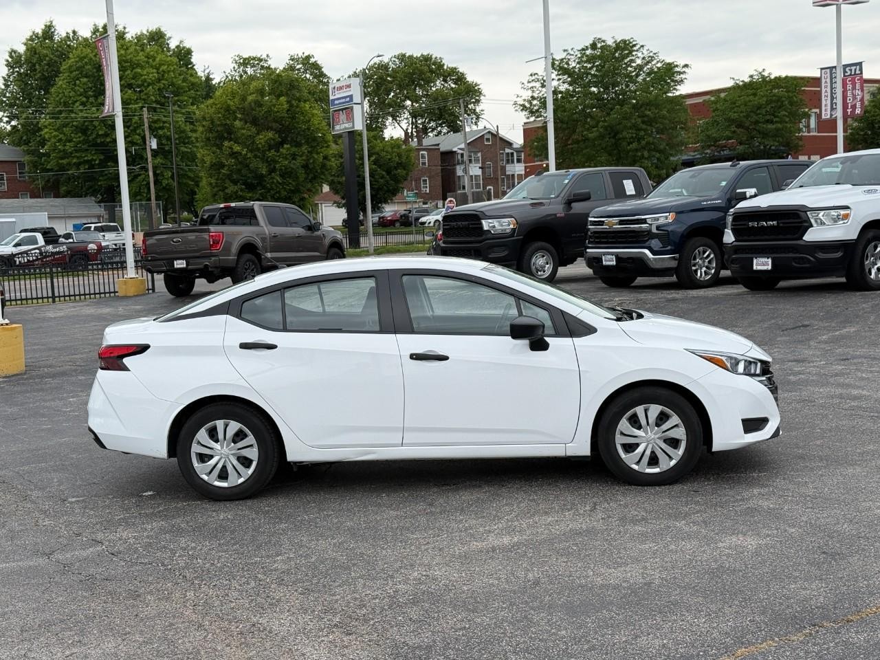 Nissan Versa Vehicle Full-screen Gallery Image 05