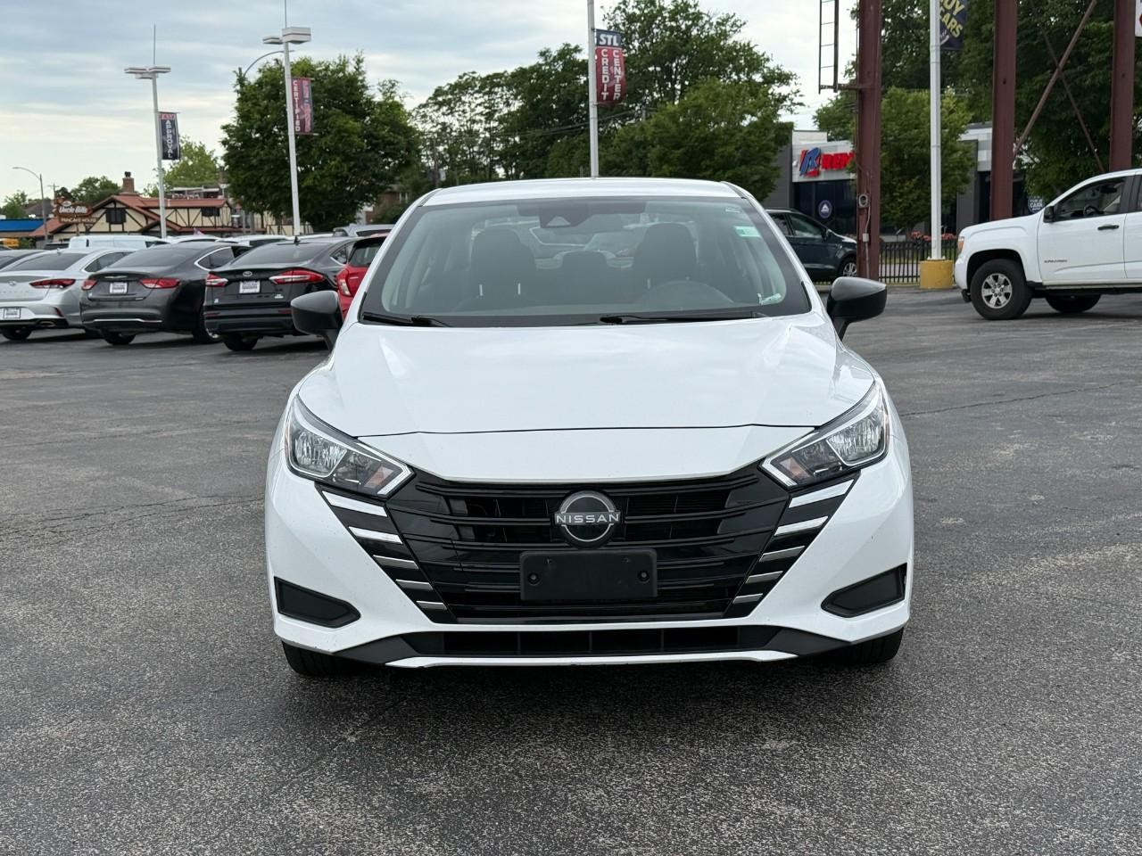 Nissan Versa Vehicle Full-screen Gallery Image 06