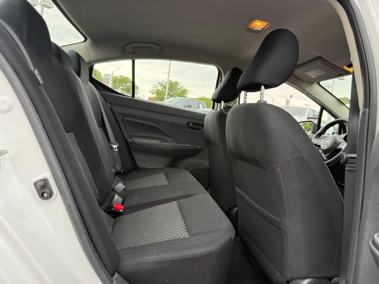 Nissan Versa Vehicle Full-screen Gallery Image 08
