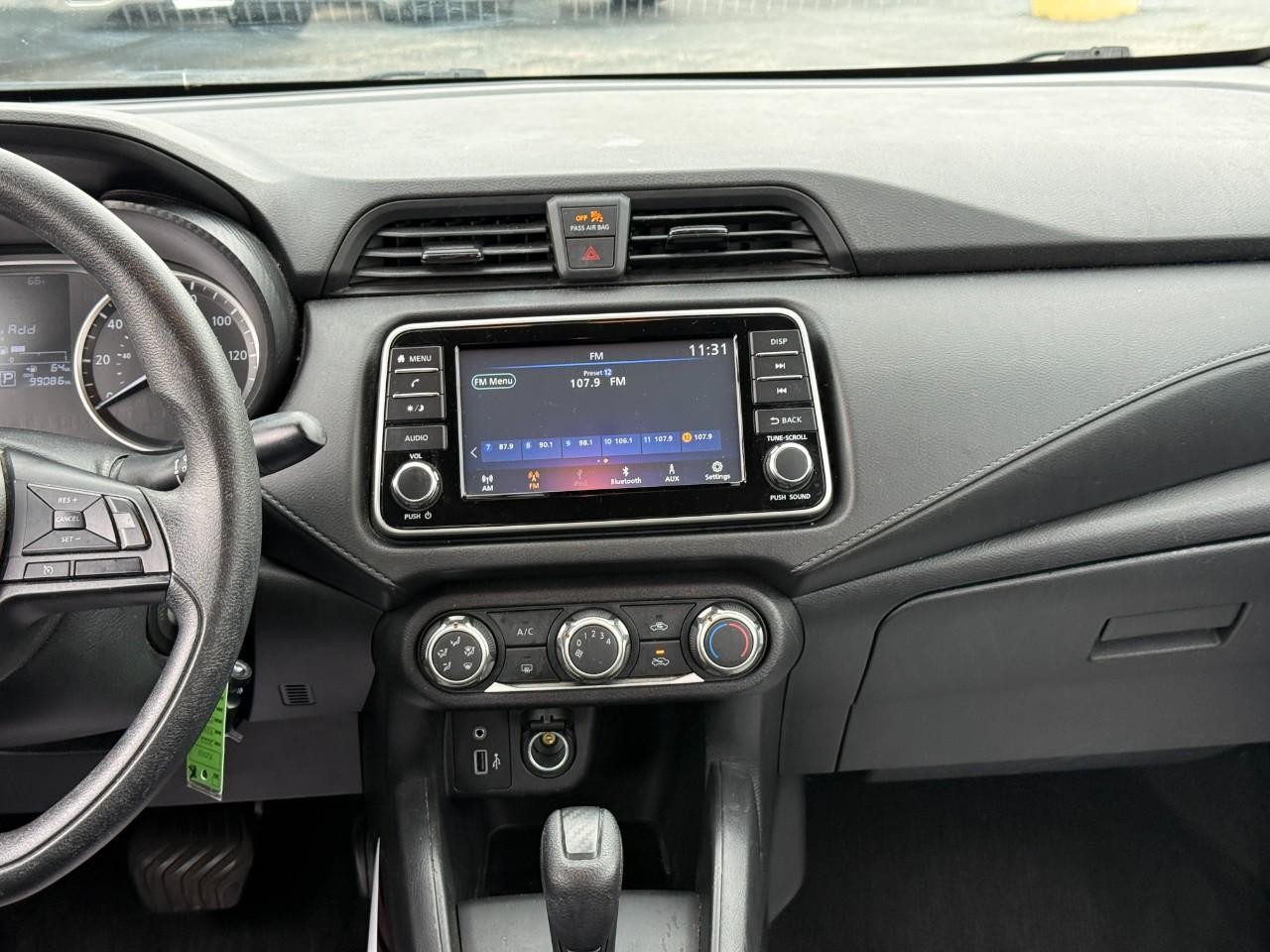 Nissan Versa Vehicle Full-screen Gallery Image 11