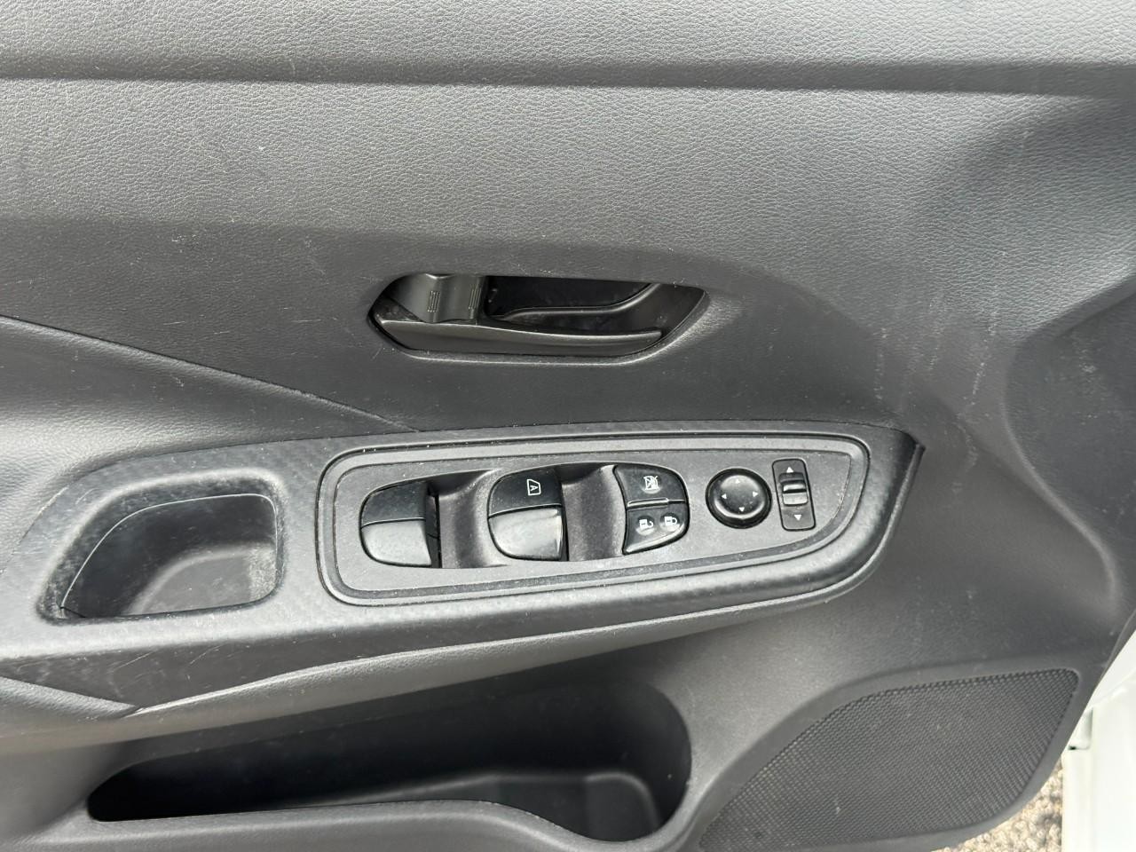 Nissan Versa Vehicle Full-screen Gallery Image 14