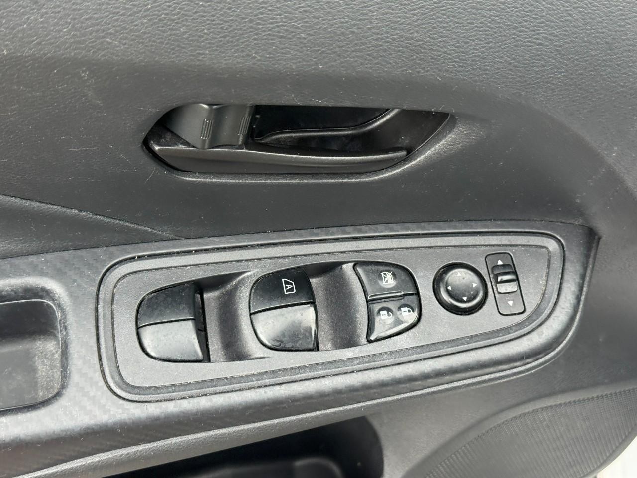 Nissan Versa Vehicle Full-screen Gallery Image 15