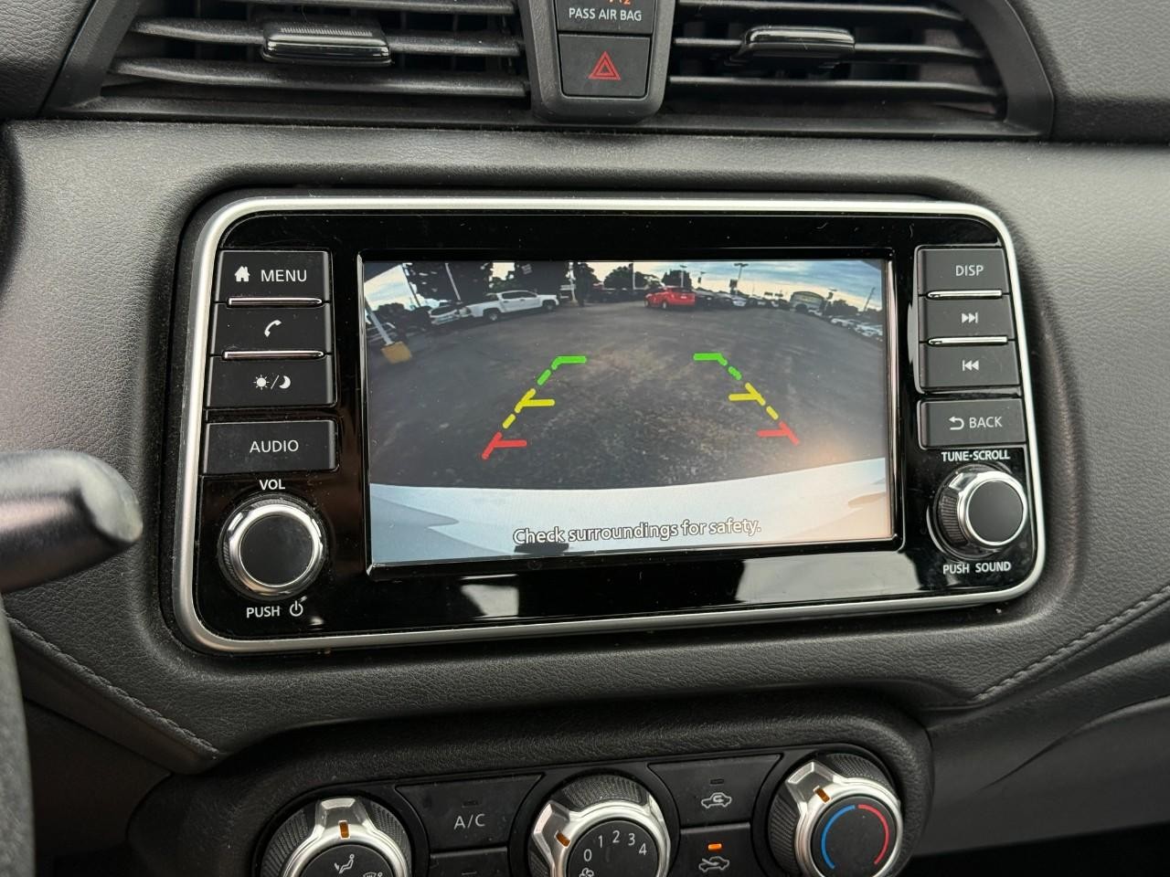 Nissan Versa Vehicle Full-screen Gallery Image 21