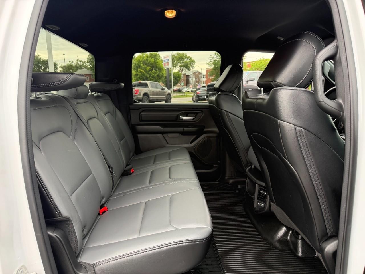 Ram 1500 Vehicle Full-screen Gallery Image 10