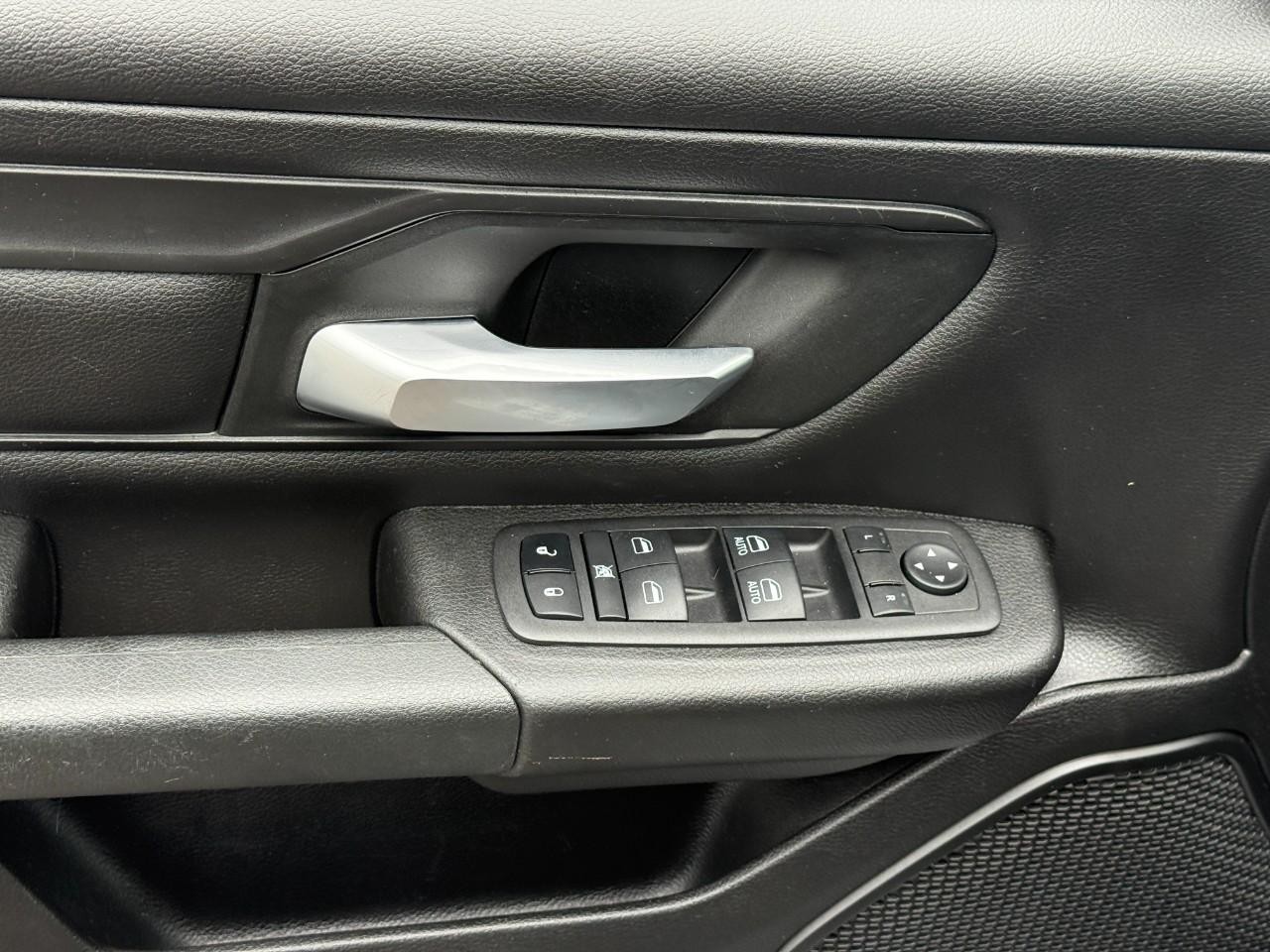 Ram 1500 Vehicle Full-screen Gallery Image 15