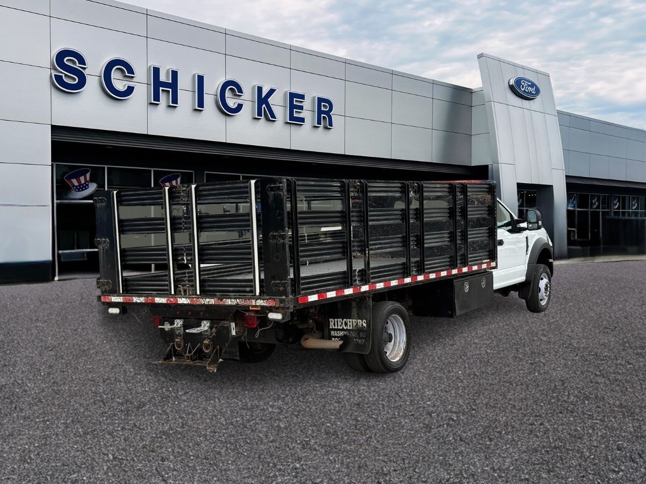 Ford Super Duty F-450 DRW Vehicle Full-screen Gallery Image 02