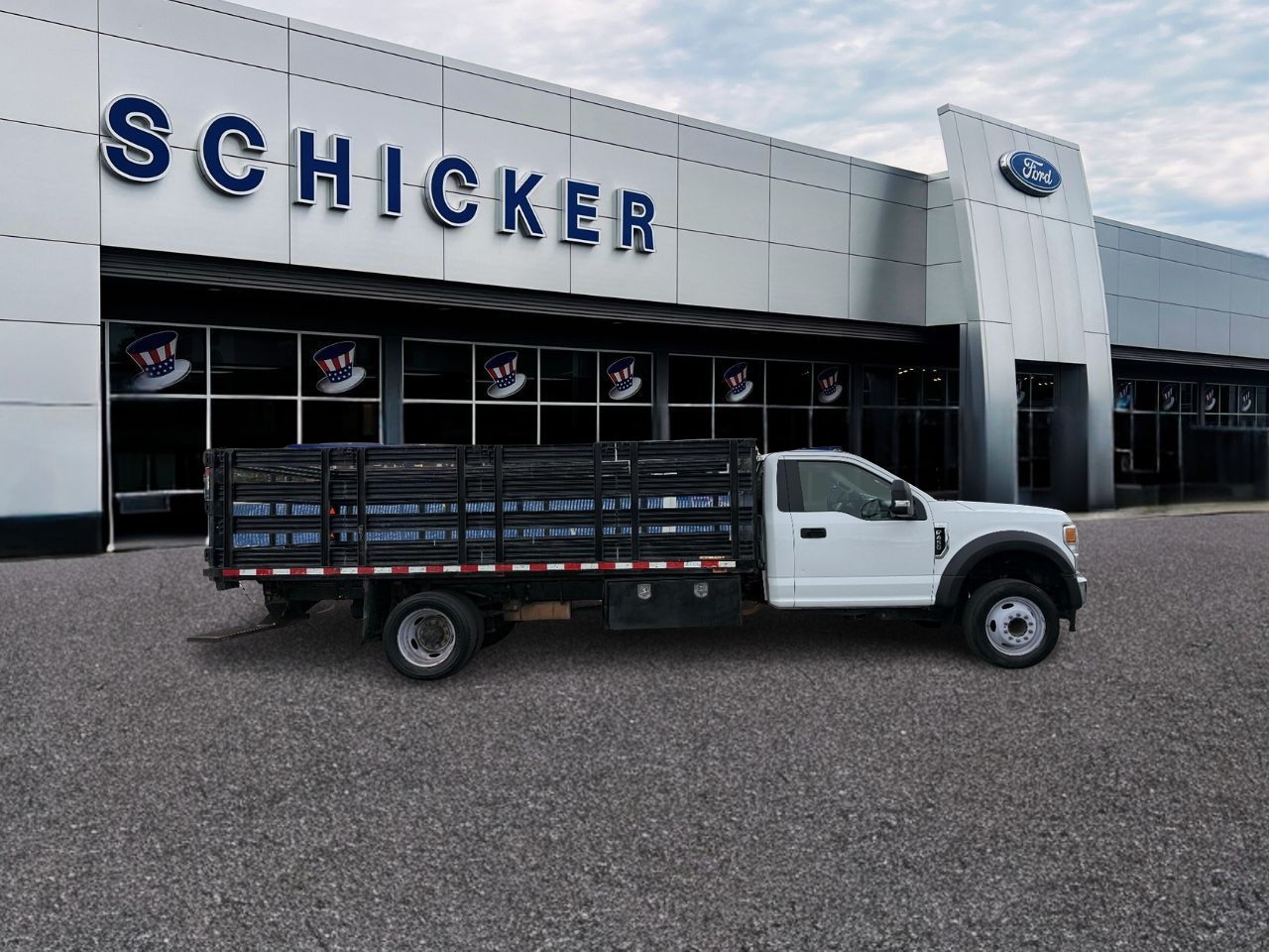 Ford Super Duty F-450 DRW Vehicle Full-screen Gallery Image 03