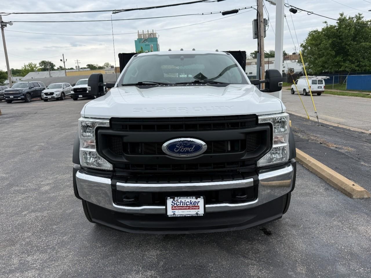 Ford Super Duty F-450 DRW Vehicle Full-screen Gallery Image 04