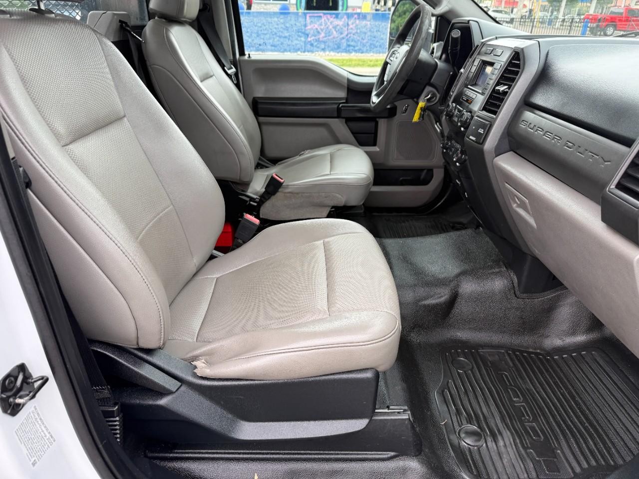 Ford Super Duty F-450 DRW Vehicle Full-screen Gallery Image 07