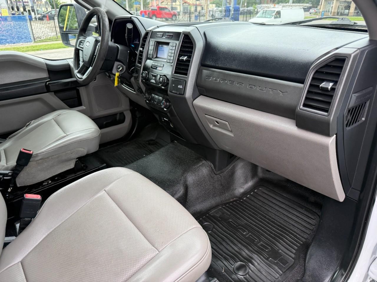Ford Super Duty F-450 DRW Vehicle Full-screen Gallery Image 08