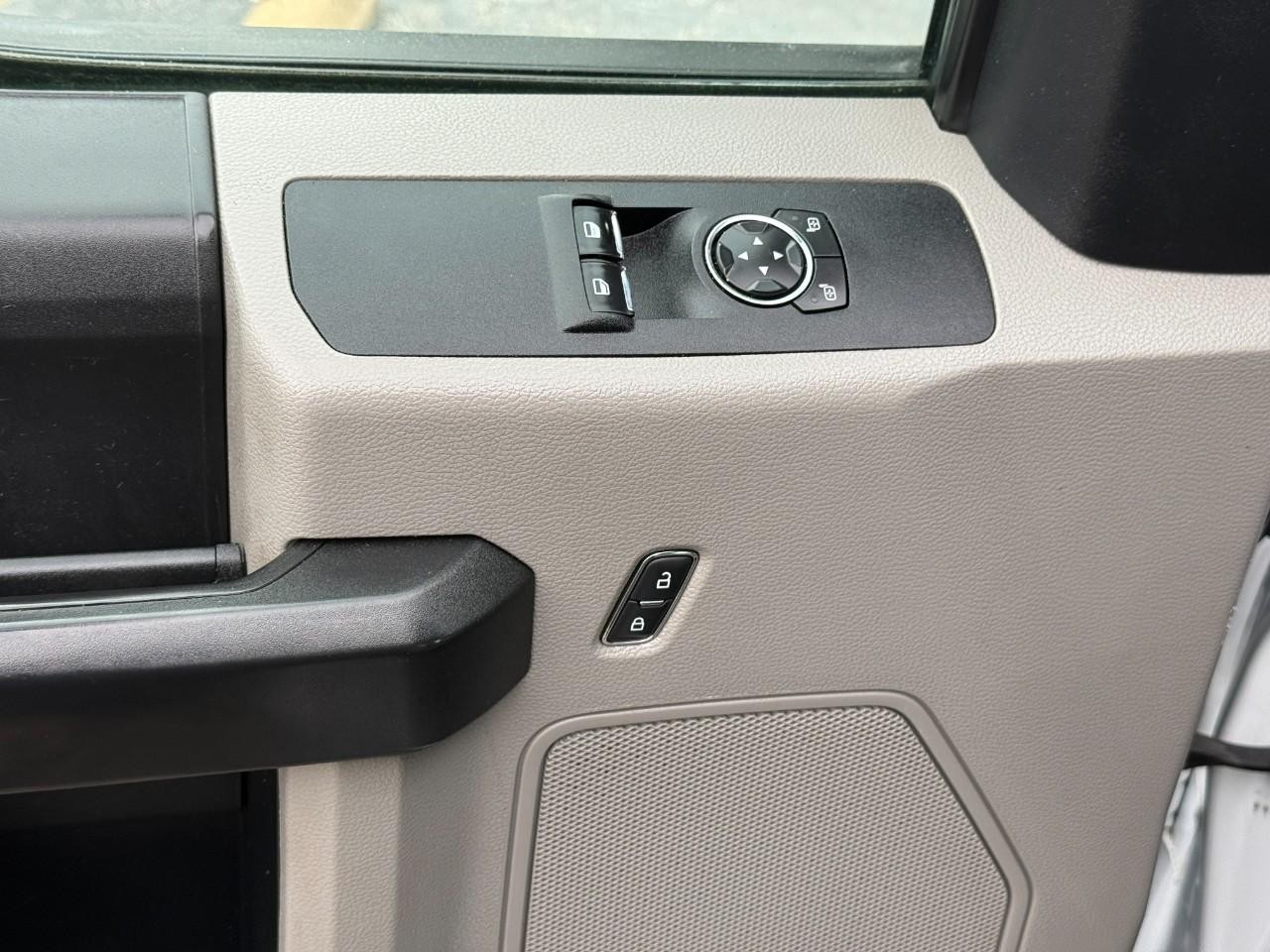 Ford Super Duty F-450 DRW Vehicle Full-screen Gallery Image 09
