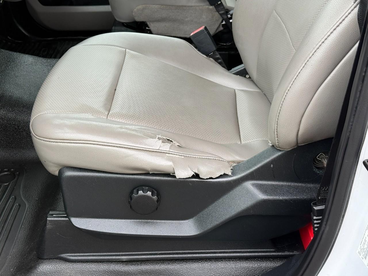 Ford Super Duty F-450 DRW Vehicle Full-screen Gallery Image 10
