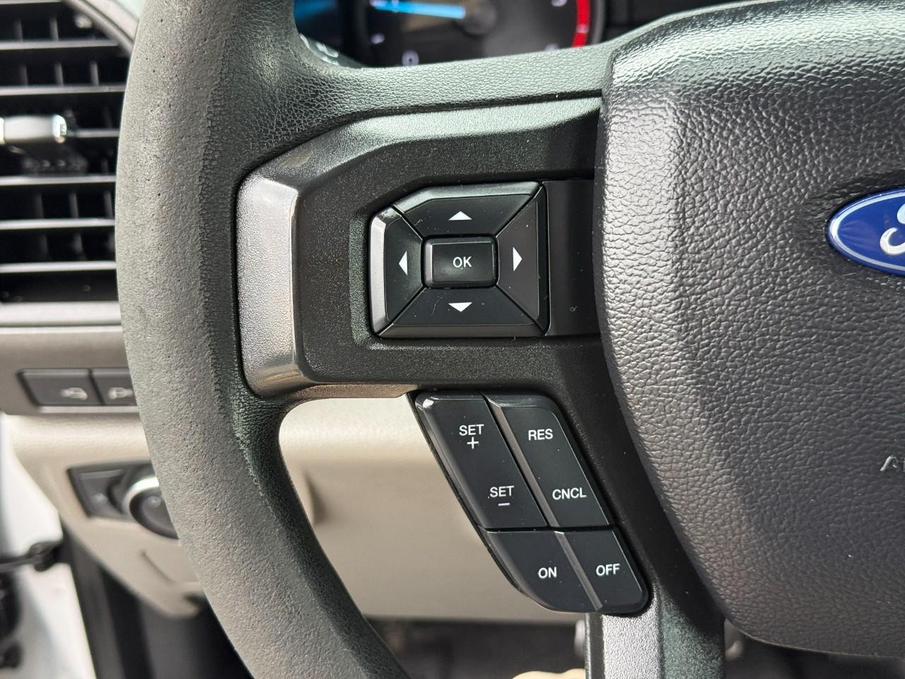 Ford Super Duty F-450 DRW Vehicle Full-screen Gallery Image 11