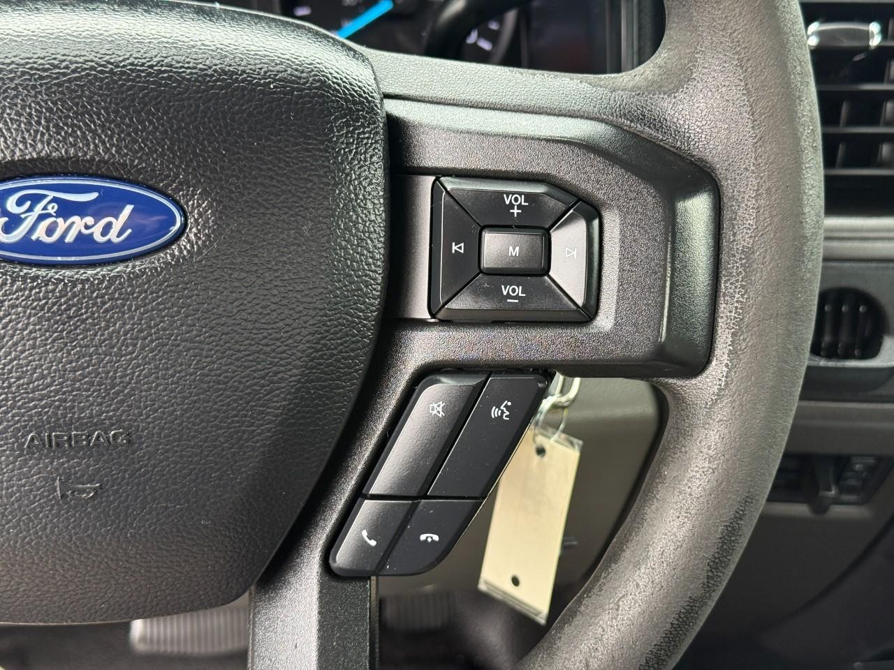 Ford Super Duty F-450 DRW Vehicle Full-screen Gallery Image 12