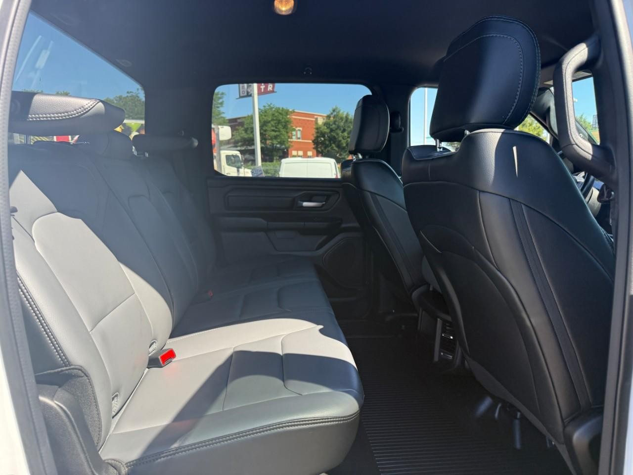 Ram 1500 Vehicle Full-screen Gallery Image 10