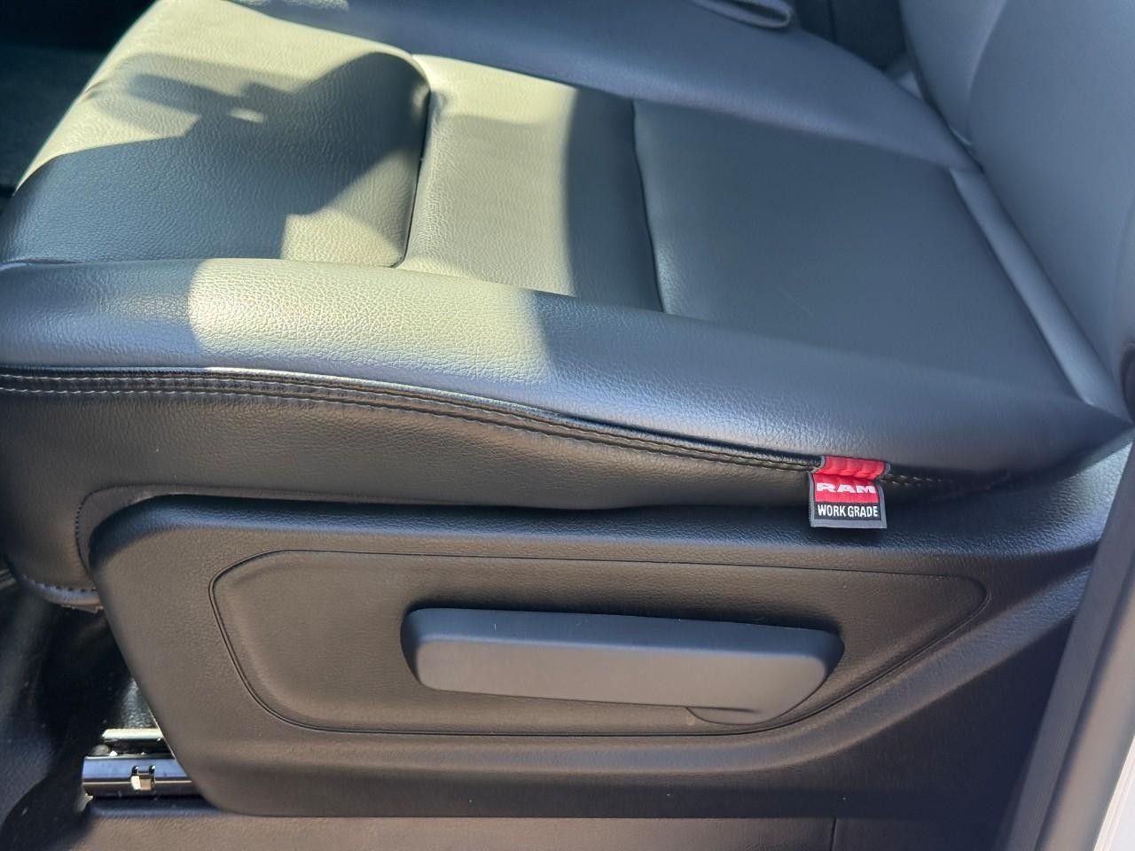 Ram 1500 Vehicle Full-screen Gallery Image 17