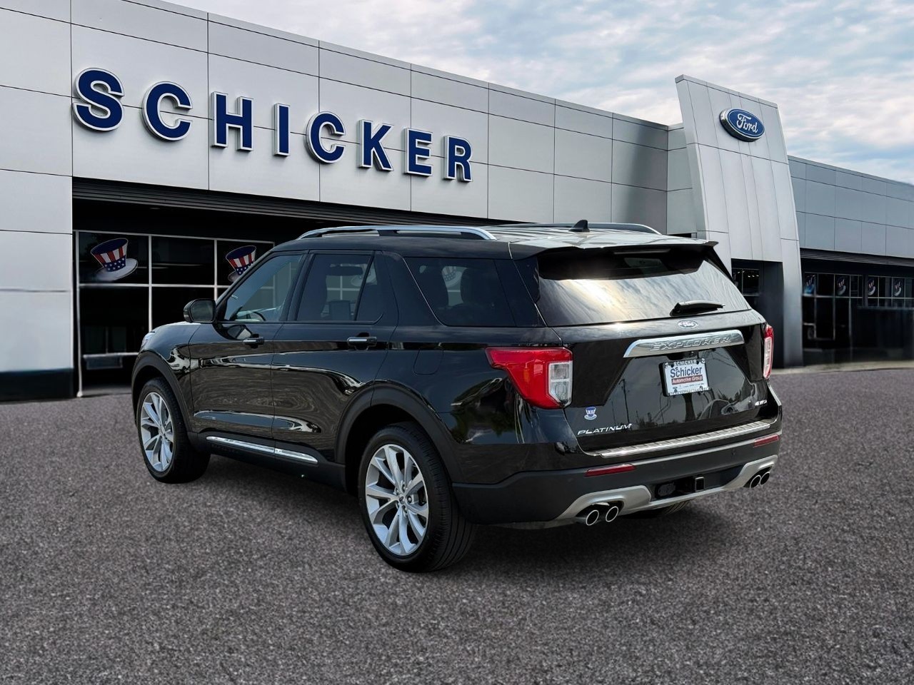 Ford Explorer Vehicle Full-screen Gallery Image 03