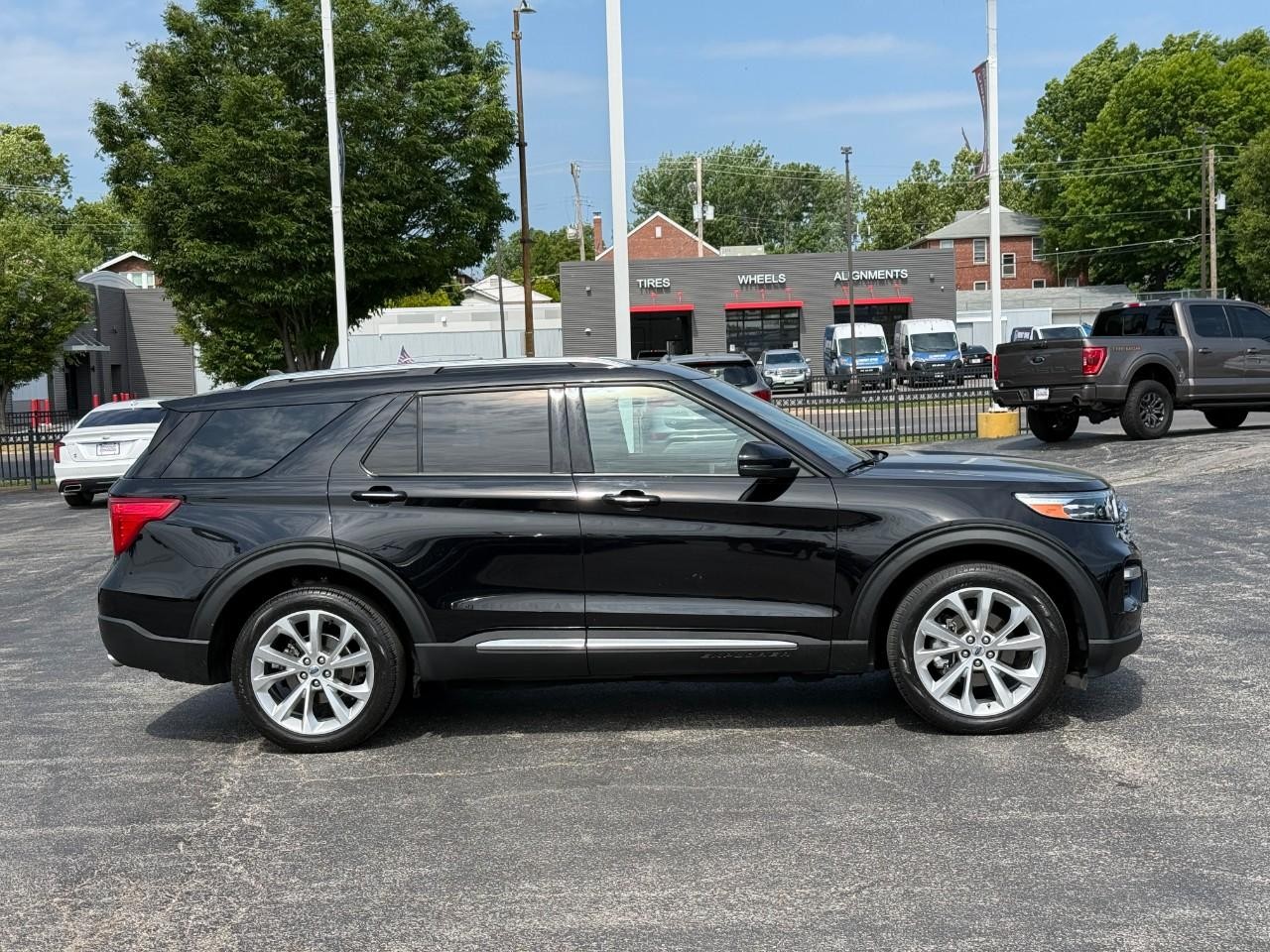 Ford Explorer Vehicle Full-screen Gallery Image 05