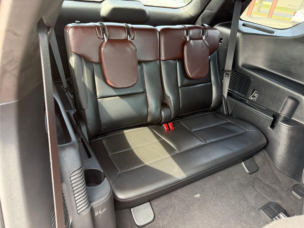 Ford Explorer Vehicle Full-screen Gallery Image 12