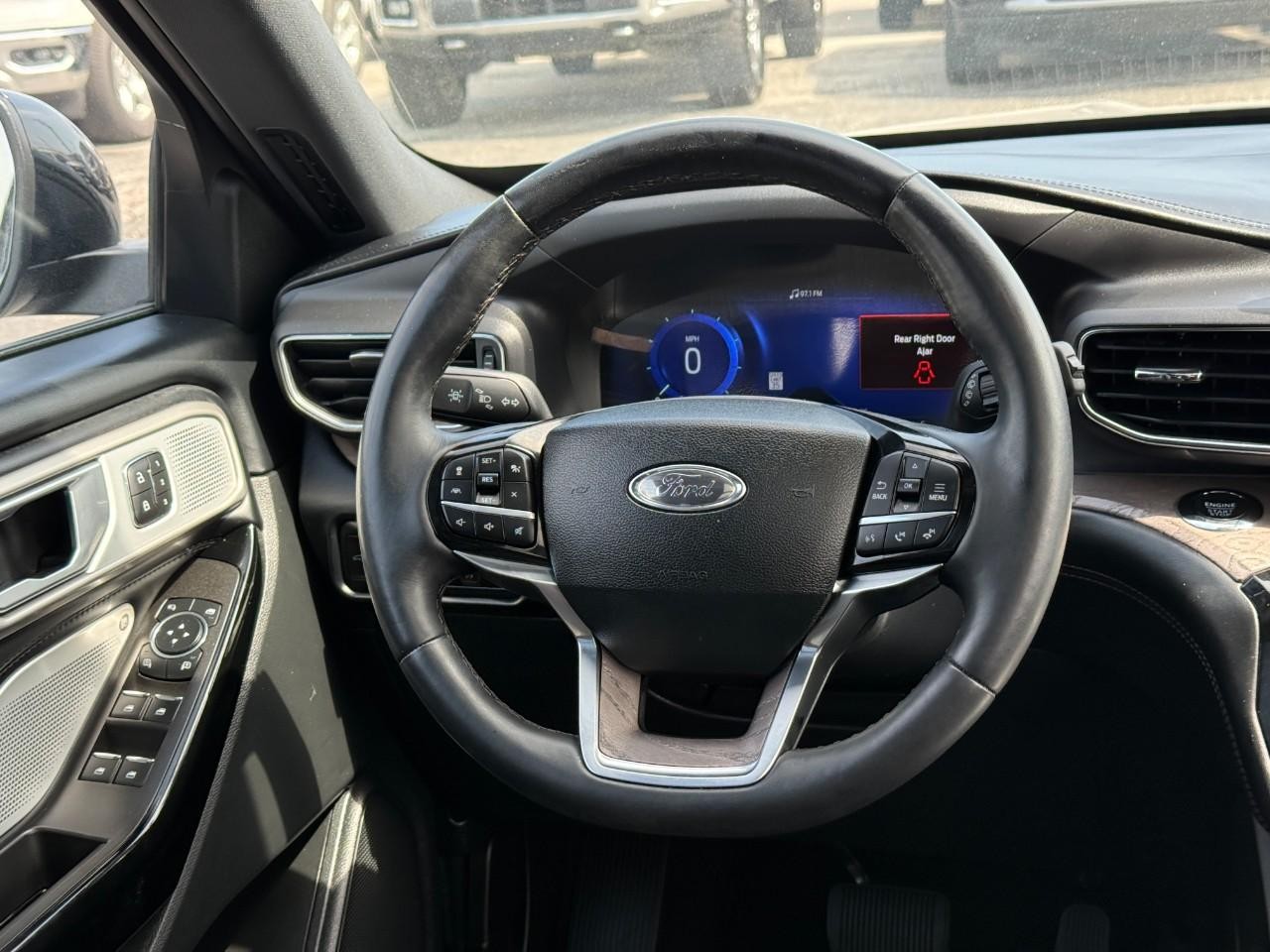 Ford Explorer Vehicle Full-screen Gallery Image 14