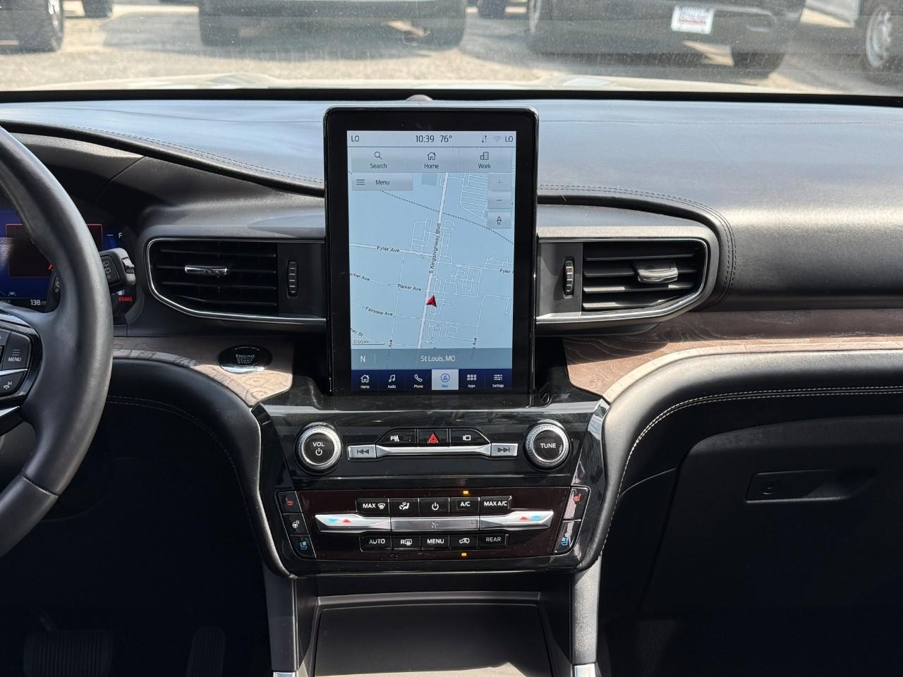 Ford Explorer Vehicle Full-screen Gallery Image 15