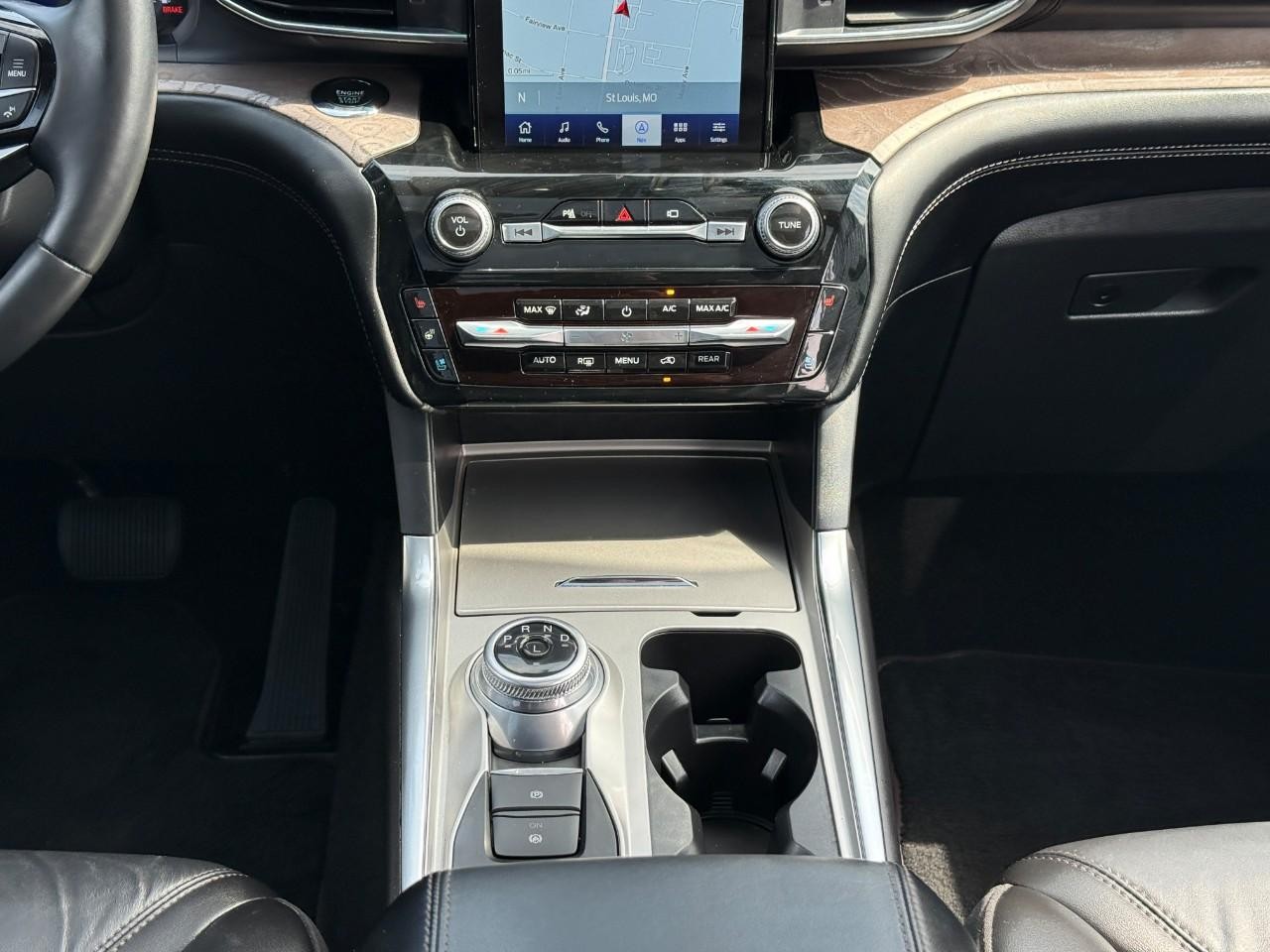 Ford Explorer Vehicle Full-screen Gallery Image 16