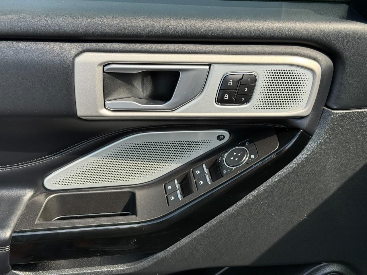 Ford Explorer Vehicle Full-screen Gallery Image 17