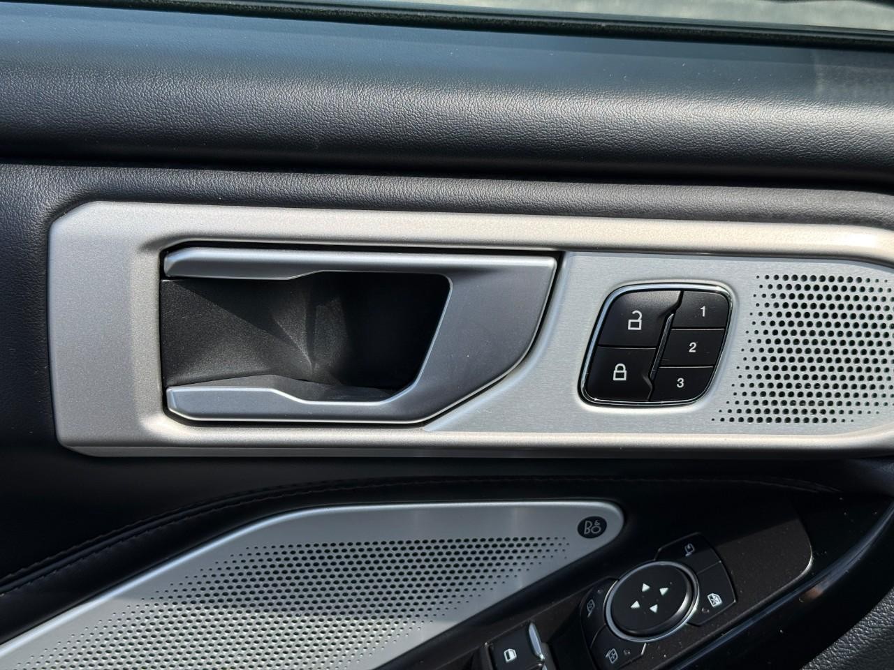 Ford Explorer Vehicle Full-screen Gallery Image 18